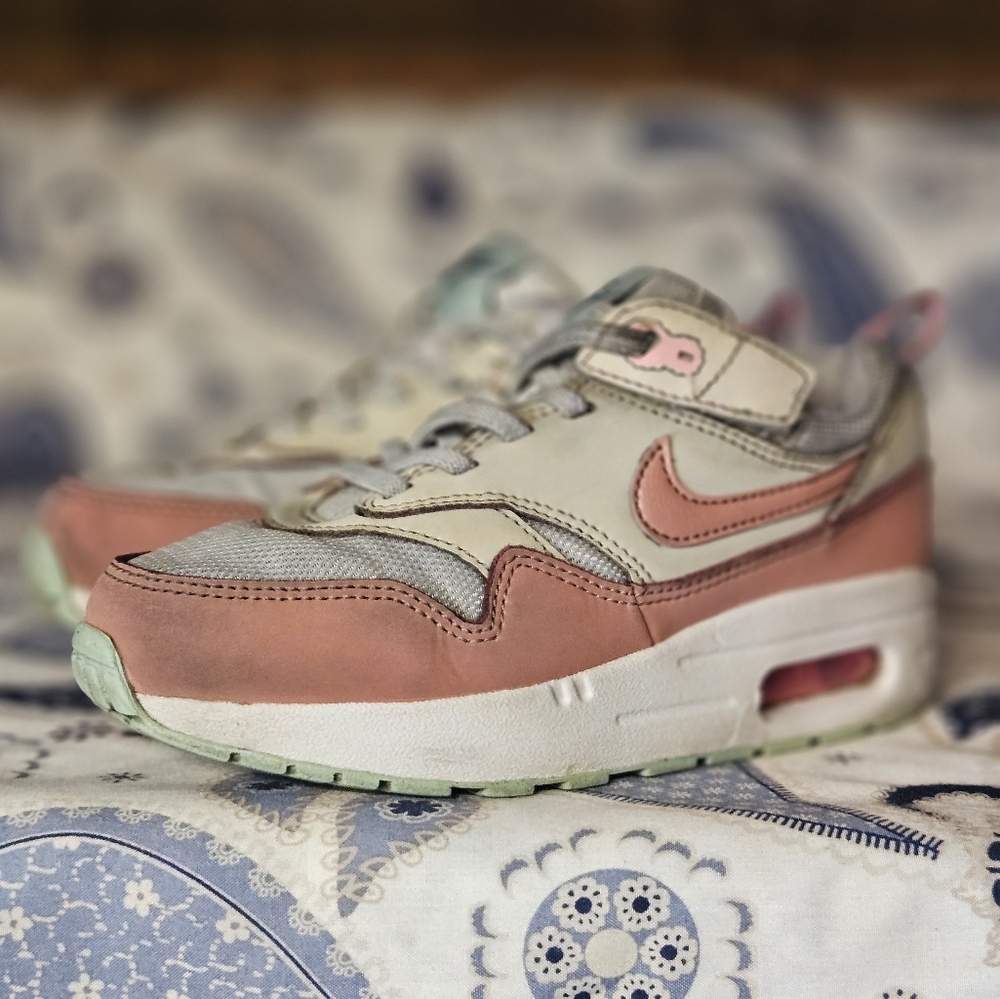 NIKE